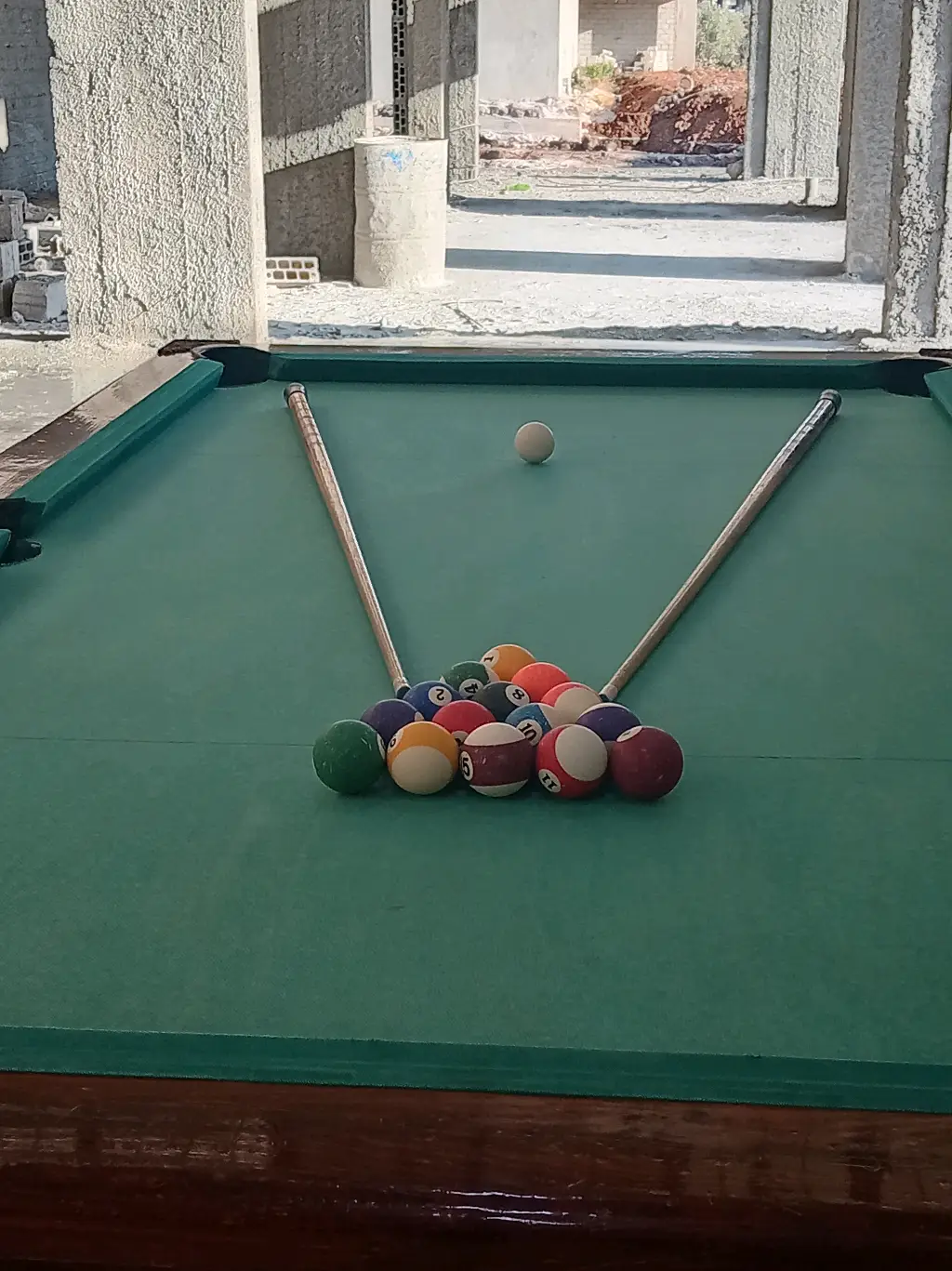 بلياردو نظيفة مع ستكيتين والكرات