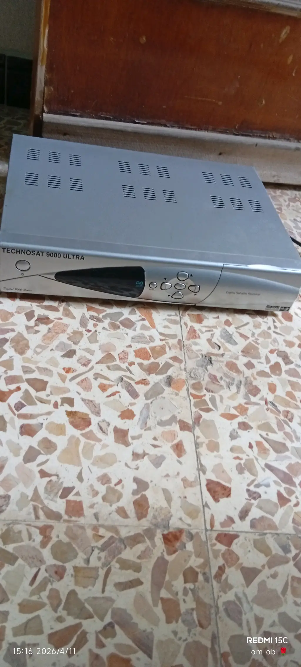 تلفزيون وروسيفر شغالين.