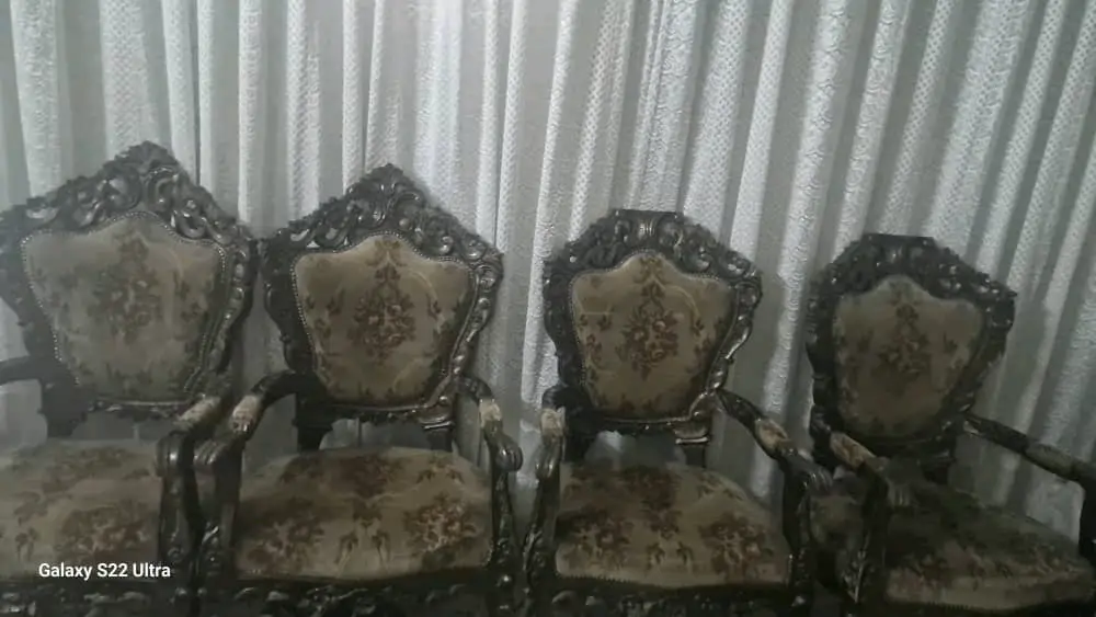 كنبايات مع طاولات رخام