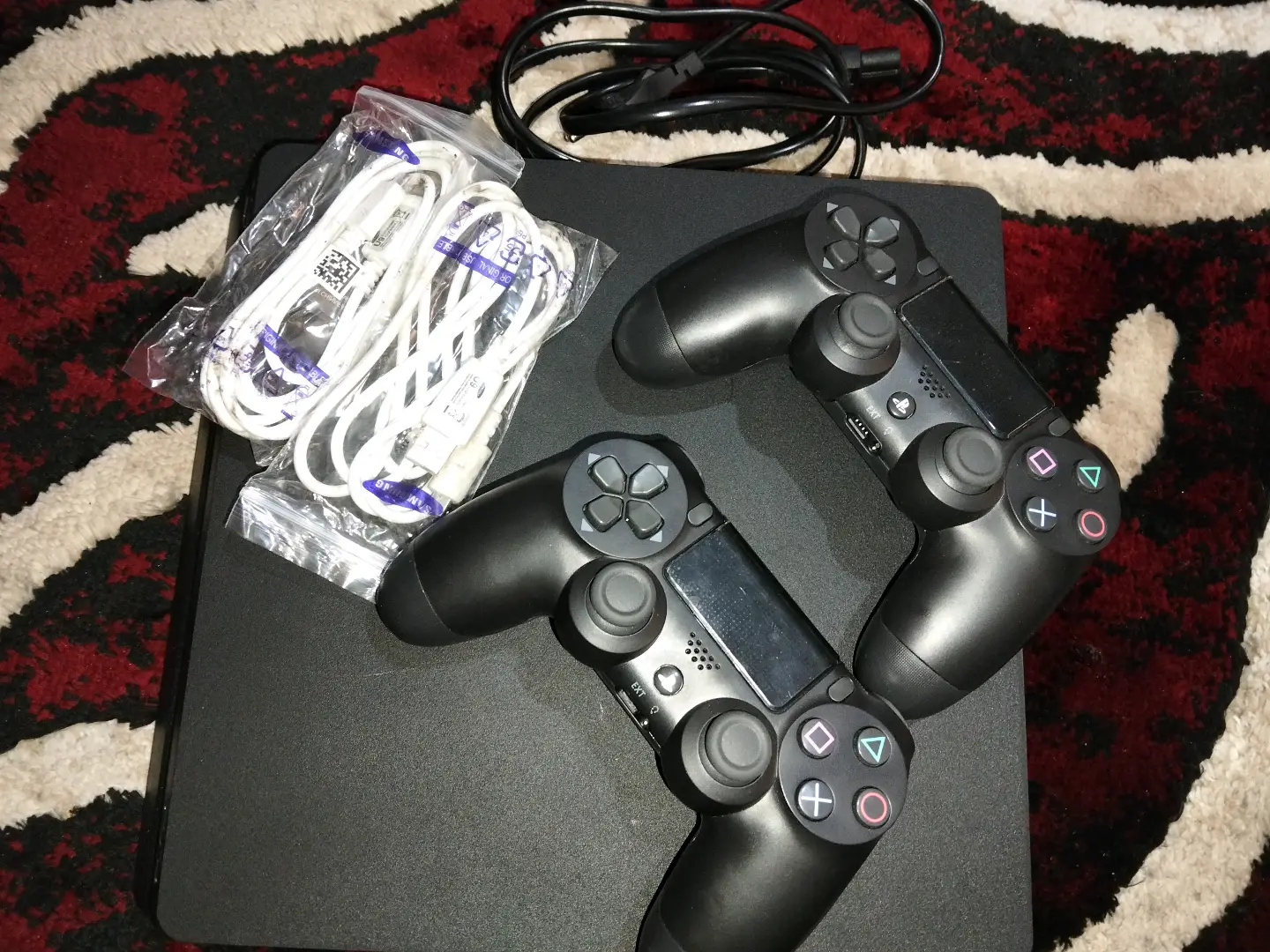 PS4 سليم + 10 ألعاب + قبضتين